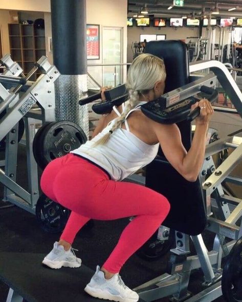 Reverse Hack Squat: How to Do It, Benefits, & Alternatives - FitLifeFanatics Reverse Hack Squat, Machine Workouts, Hack Squat Machine, Glute Building, Lauren Simpson, Hack Squat, Squat Machine, Home Exercise Program, Leg Workouts