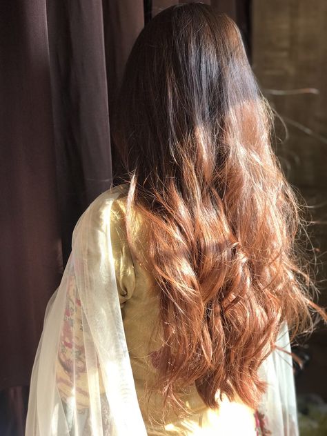 Indian Hair Colour Ideas, Pakistani Hair Color, Brown Hair In Sunlight, Indian Brown Hair, Brown Hair In The Sun, Indian Hair Aesthetic, Pakistani Hair Colour, Golden Brown Hair Colors, Hair In Sunlight