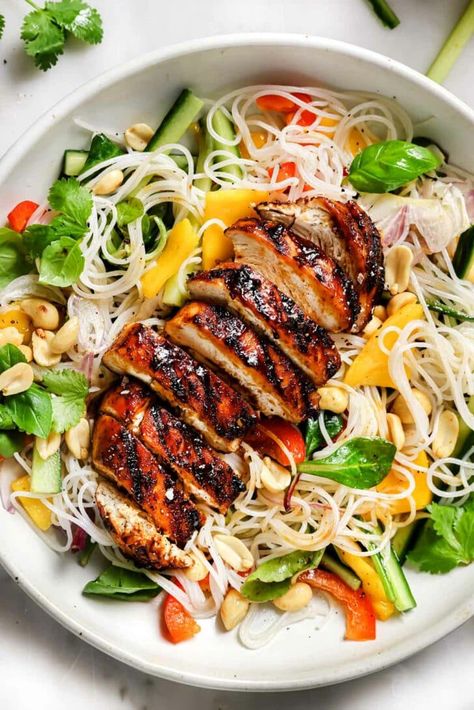 Asian Noodle Salad Recipe, Chicken Noodle Salad, Salad Calories, Chicken Vermicelli, Vermicelli Salad, Vermicelli Recipes, Chicken Breast Crockpot Recipes, Crockpot Chicken Breast, Noodle Salad Recipes