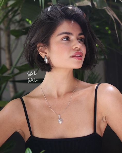 SAL SALCEDO | Effortless Bobs #salsalhair #effortlessbob #bobhair #newhair #novaartssalon | Instagram Short Hair Classy, Selina Gomes Haircuts Short, Yeslydimate Short Hair, Chin Length Hair, Girl Short Hair, Bobs Haircuts, Fashion Classy, Bob Hairstyles, Short Hair Cuts