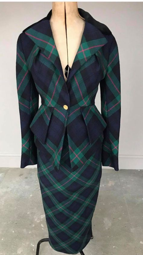 Vivienne Westwood Vintage Nana Vivienne Westwood, Vivienne Westwood Vintage, Gordon Tartan, Devil Wears Prada, Woman Suit Fashion, Quick Outfits, Clothing Details, Naomi Campbell, Suit Fashion