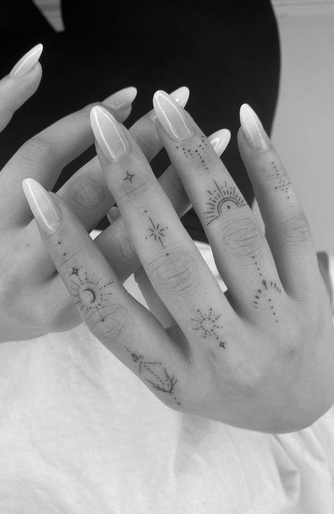 Tattoo Main, Small Finger Tattoos, Finger Tattoo For Women, Finger Tats, Hand And Finger Tattoos, Palm Tattoos, Handpoke Tattoo, Small Pretty Tattoos, Petite Tattoos