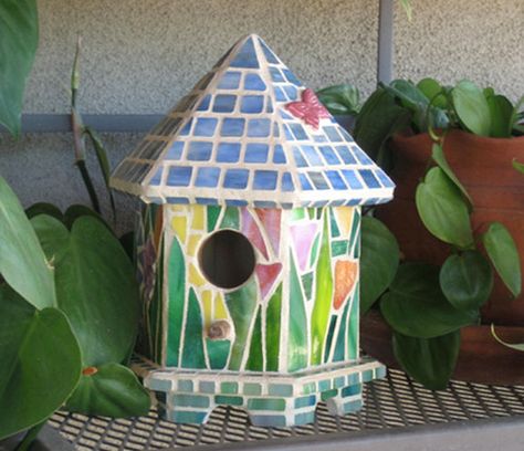 Cool Bird Houses, Mosaic Tree, Garden Birdhouses, Wood Birdhouses, Mosaic Flower Pots, Mosaic Garden Art, Mosaic Birds, Mosaic Art Projects, Bird Houses Painted