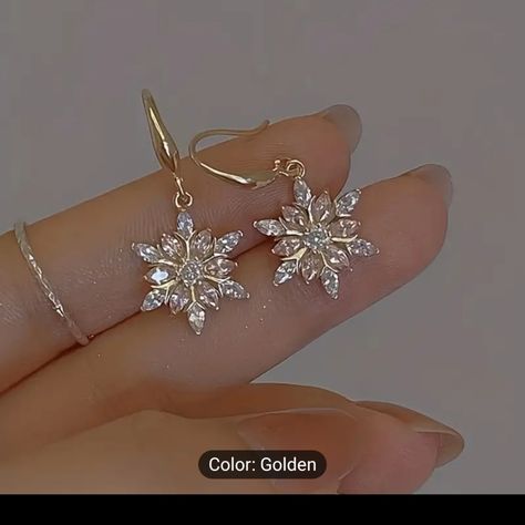 Newbeautiful!! Golden Cz Snowflake Dangle Earrings. Hook Backings. Very Shiny And Brilliant!! Very Unique And Different. Perfect As A Gift Or For Yourself. Suitable For Most Occasions. Suitable For Most Ages. Perfect Earrings To Wear For The Holidays. Nwt Rhinestone Snowflake, Snowflake Shape, Boys Jewelry, Snowflake Earrings, Dance Routines, Birthday Jewelry Gift, Christmas Earrings, Pearl Flower, Christmas Gifts For Women