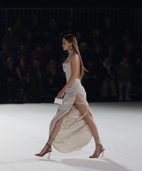 𝓜. on Twitter: "GIGI HADID FOR JACQUEMUS.… " Model Aesthetic Runway, Fashion Week 2020 Runway, Aesthetic Runway, Runway Model Aesthetic, Runway Fashion Vintage, جيجي حديد, Runway Fashion 2020, Runway Aesthetic, Fashion Catwalk