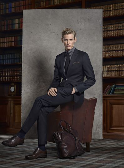 Elegant Male Poses, Man In Suit Sitting, Jeremy Dufour, Mens Editorial, Its A Mans World, Sitting Poses, Male Magazine, Male Poses, Pose Reference Photo