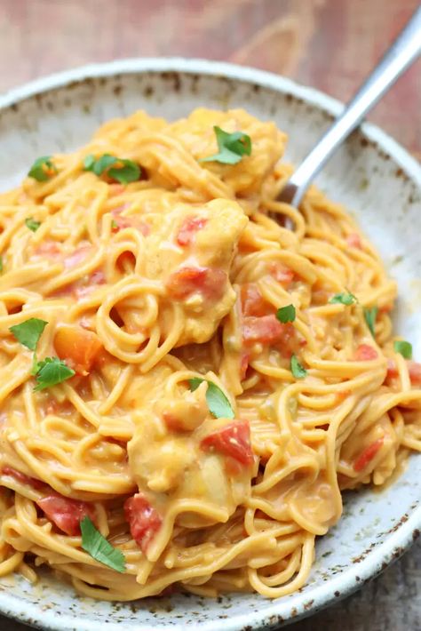 Instant Pot Southern Chicken Spaghetti--cheesy chicken spaghetti with a kick! This stuff is creamy and addictive. Southern Chicken Spaghetti Recipe, Southern Chicken Spaghetti, Chicken With Spaghetti Sauce, Chicken Spaghetti Recipe, Spaghetti Recipes Easy, Cheesy Chicken Spaghetti, Southern Chicken, Chicken Shawarma Recipe, Chicken Spaghetti Recipes