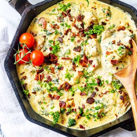 Enjoy all the flavors of traditional carbonara without the carb-induced food coma that usually comes with the dish! This easy Keto Chicken Carbonara is a wonderful twist on the original. With crispy bacon, chicken, and spinach swimming in a parmesan cream sauce, you have a rich and luscious meal that is sure to please. Keto Chicken Carbonara Recipes, Keto Carbonara Sauce, Healthy Chicken Carbonara Recipe, Chicken Bacon Carbonara Pasta Easy, Low Carb Creamy Tuscan Chicken, Chicken Bacon Tomato Spinach Pasta, Keto Carbonara, Traditional Carbonara, Keto Comfort Food