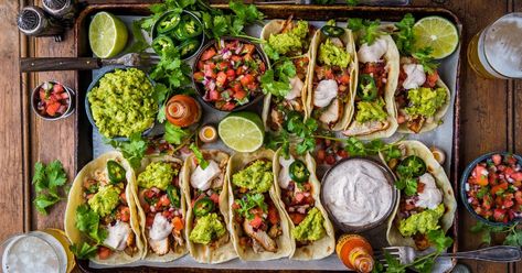 Presentation: Loaded Grilled Chicken Tacos. Sommer Mad, Grilled Chicken Tacos, Party Food Platters, Chicken Tacos, Food Platters, Food Presentation, Tortillas, Mexican Food, Grilled Chicken