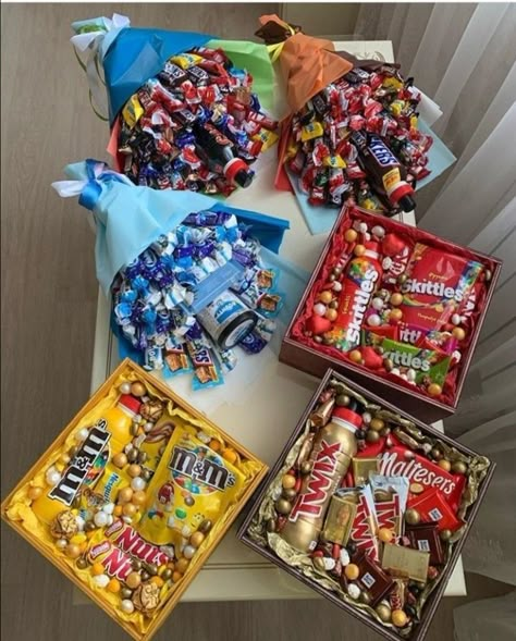 Birthday Table Food, Candy Gift Baskets, Cute Gifts For Friends, Sleepover Food, Junk Food Snacks, حلويات صحية, Deilig Mat, Chocolate Bouquet, Candy Bouquet