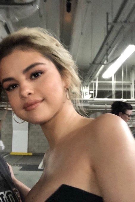 Beautiful Selena Gomez. #fashion #style  #hair #blonde #beauty #selenagomez #celebrity Selena Gomez Blonde, Selena Gomez Blonde Hair, Selena Gomez Fashion, Jennifer Aniston Style, Marie Gomez, Becky G, Hair Blonde, Style Hair, Blonde Beauty