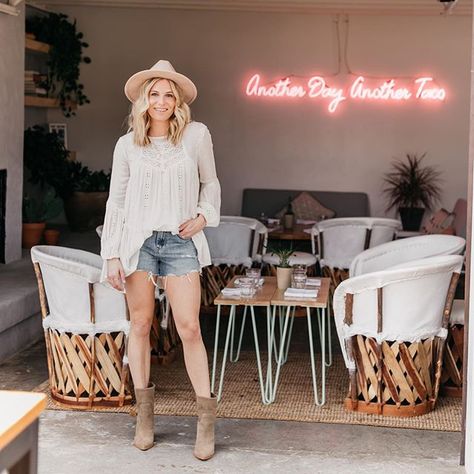 Another day, another perfect outfit for spring. I paired my white blouse and denim shorts.  #Regram via @www.instagram.com/p/B9sV_qVgfSf/ Austin Texas Style, Sxsw Outfit, Dallas Outfit, Austin Style, Cute Gym Outfits, Spring Break Outfit, Dallas Fashion, Texas Style, Casual Outfit Inspiration