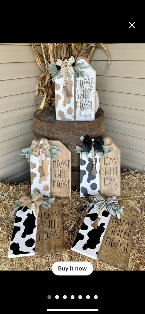 Fall Decor To Make And Sell, Diy Cow Decor, Farmhouse Crafts To Sell, Cow Tag Door Hanger, Retirement Crafts, Diy Door Hangers, Cow Wreath, Decoration Business, Western Signs