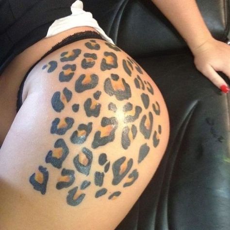 Cheetah Print Tattoos, Tattoo Knee, Leopard Print Tattoos, Cheetah Tattoo, Hip Tattoo Designs, Side Thigh Tattoos, Cute Thigh Tattoos, Leopard Tattoos, Muster Tattoos