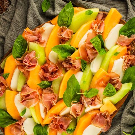 Melon Prosciutto Salad with Lemon Vinaigrette | Saporito Kitchen Best Homemade Salad, Easy Summer Salad Recipes, Italian Bread Salad, Prosciutto Melon, Salad Caprese, Mozzarella Prosciutto, Prosciutto Salad, Best Salads, Easy Summer Salad