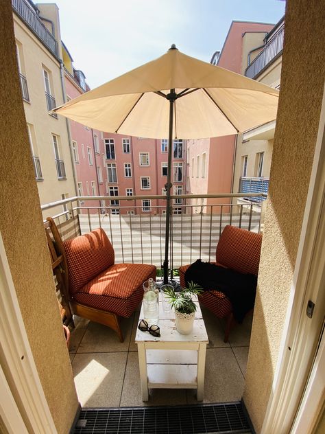 Balcony Umbrella, Small Umbrella, Patio Balcony, Sun Umbrella, Balcony Ideas, Small Patio, Small Balcony, Smart Home, Patio Umbrella