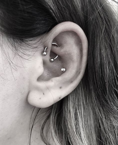 This piercing is a connected piercing with w horseshoe barbell Horseshoe Lip Piercing, Orbital Helix Piercing, Helix Orbital Piercing, Piercing Art, Orbital Piercing, Ear Lobe Piercings, Piercing Inspo, Forward Helix Piercing, Barbell Piercing