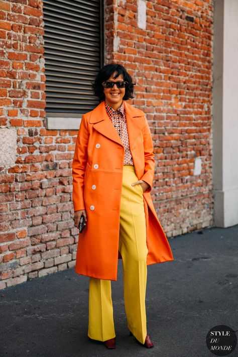 Smart Chic, 2020 Street Style, Classic Dresses, Orange Coat, Reportage Photography, Coat Street Style, Streetstyle Fashion, Fashion Autumn, Style Inspiration Fall