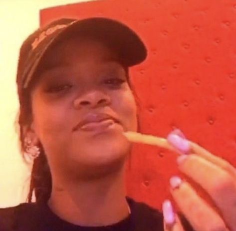 Rhianna Memes, Mood Pics Mad, Rihanna Meme, 2000s Rap Aesthetic, Confused Face, Girl Gang Aesthetic, Current Mood Meme, Rihanna Style, Rap Aesthetic