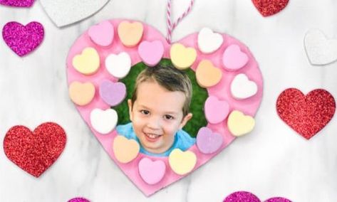 Creative and Easy Valentine's Day Crafts for Toddlers Valentine Wreath Craft, Valentines Day Classroom, Birthday Party Checklist, Photo Wreath, Valintines Day, Fun Holiday Crafts, February Crafts, Valentines Wreath, Clothes Pin Wreath