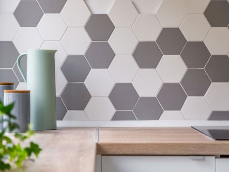 This Modern Tile Trend Has Pinterest Divided | What do you think of this unique technique for transitioning between two materials? Hexagon Tile Backsplash Kitchen, Hexagon Kitchen Backsplash, Hexagon Tile Kitchen, Honeycomb Backsplash, Kitchen Backsplash Trends, Hexagon Backsplash, Unique Kitchen Backsplash, Mosaic Tile Backsplash, Brick Backsplash