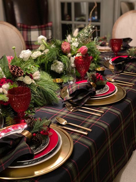 Spode Heritage Black, Villeroy & Boch Boston Red, Libeco Home Linens Tartan Christmas, Christmas Tabletop, Holiday Tablescapes, Beautiful Table Settings, Christmas Tablescapes, Christmas Dining, Christmas Table Settings, Noel Christmas, Holiday Tables