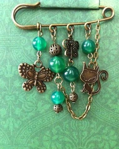 Kilt Pin Jewelry, Safety Pin Art, Brooch Ideas, Safety Pin Crafts, Kilt Pin Brooches, Safety Pin Jewelry, Safety Pin Brooch, Kilt Pin, Beaded Jewels