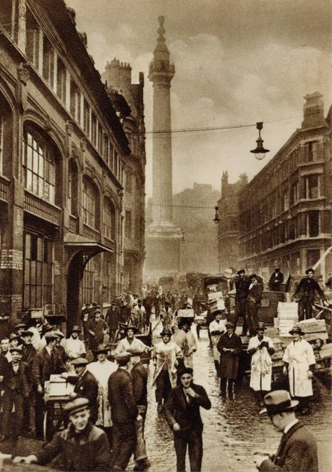 Monument Street, London.  1920s look at that light in the middle of the street. Historical London, Victorian London, London History, London Pictures, Old Street, London Town, History Photos, Foto Vintage, Old London