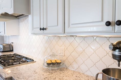 Lantern Tile Backsplash, White Arabesque Tile, Color Grout, Kitchen Grout, Tile Grout Color, Arabesque Tile Backsplash, Backsplash Arabesque, Kitchen Cabinets Color Combination, Lantern Tile