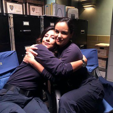 dom på X: ”the fact that after next week there won’t be any new behind the scenes pictures of them together makes me SO SAD https://t.co/t0mFl94ASO” / X Brooklyn 99 Cast, Behind The Scenes Pictures, Brooklyn Nine Nine Funny, Gina Linetti, Melissa Fumero, Rosa Diaz, Amy Santiago, Stephanie Beatriz, Cast Photos