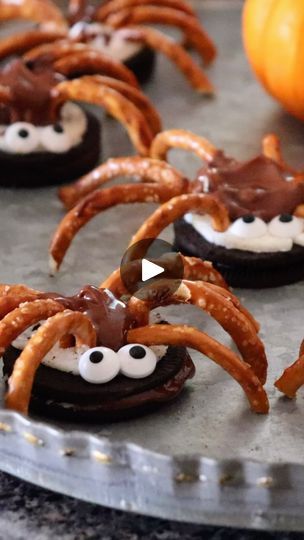 Pretzel Spiders, Oreo Spider Cookies, Spider Treats, Vegan Chocolate Chips, Kids Foods, Candy Eyes, Spider Cookies, Cookie Decorations, Vegan Halloween