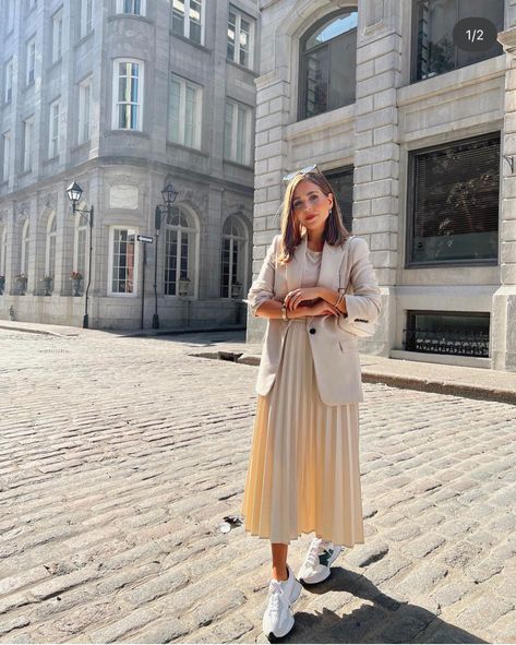 Outfits With White Skirt, Mid Skirt Outfits, New Balance 530 Outfit, Beige Pleated Skirt, Dresses With Tennis Shoes, Tokyo Outfits, Dress And Sneakers Outfit, Japan Outfits, European Summer Outfits