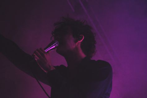 The 1975 Landscape Wallpaper, Wallpapers Purple, Aesthetic Rosa, Crazy Night, Arte Alien, Matty Healy, Artificial Light, Square Garden, Madison Square Garden