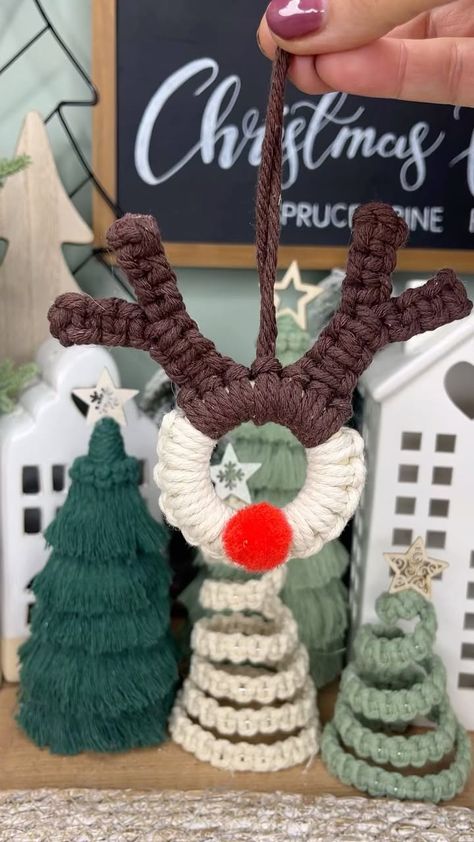 Caroline Fleming | Macrame Christmas Tree 🎄 I used 1.5 aluminium craft wire and 3mm cotton cord to make this very simple macrame Christmas Tree... | Instagram Macrame Reindeer, Learning Macrame, Macrame Santa, Caroline Fleming, Macrame Christmas Tree, Macrame Tutorials, Simple Macrame, Aluminum Crafts, Macrame Christmas