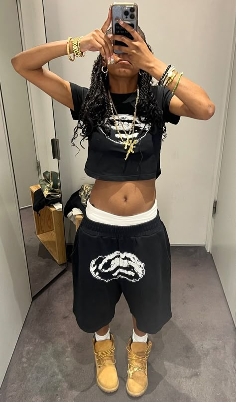 Street Wear Aesthetic Black Women, Cute Graphic Tops For Streetwear, Aesthetic Summer Streetwear Tops, 90s Inspired Streetwear Tops, Y2k Crop Top For Streetwear, Tomboy Summer Outfits, Baddies Outfit, Tuff Fits, Street Style Outfits Casual