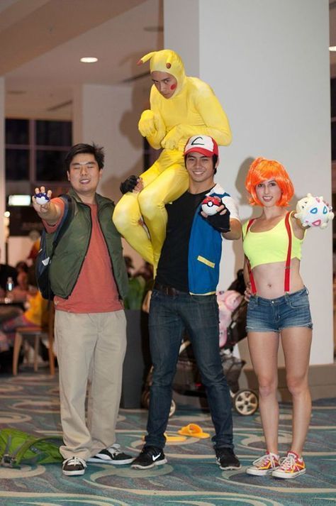 Pokemon Cosplay done kind of right. This makes me uncomfortable. Cosplay Pokemon, Group Cosplay, Gijinka Pokemon, Funny Cosplay, Pokemon Cosplay, Epic Cosplay, Idee Cosplay, Pokemon Memes, Group Costumes