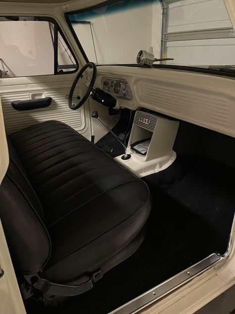 Pick Up Truck Interior, Old Ford Trucks Interior, Chevy C10 Interior, 79 Chevy Truck, Car Deco, Cool Car Accessories, Old Ford Trucks, Truck Interior, Old Fords