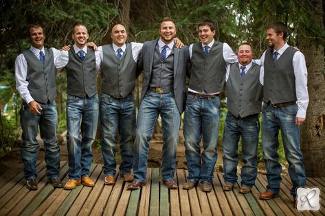 Groomsmen In Jeans, Groomsmen Attire Fall Wedding, Groom Attire Rustic, Western Wedding Groomsmen, Groomsmen Jeans, Country Groom Attire, Casual Groomsmen Attire, Country Wedding Groomsmen, Country Wedding Attire