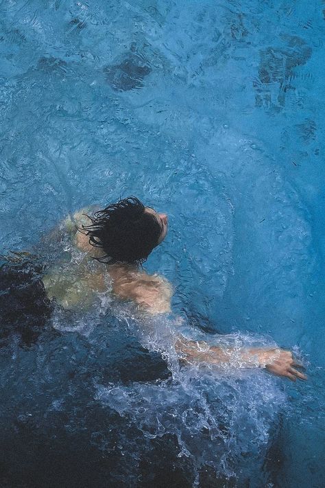 Underwater Film Photography, Boys Swimming Aesthetic, Man In Water, Dark Percy, Swimmer Aesthetic, Swimming Pictures, Underwater Portrait, Spain Aesthetic, Workout Without Gym