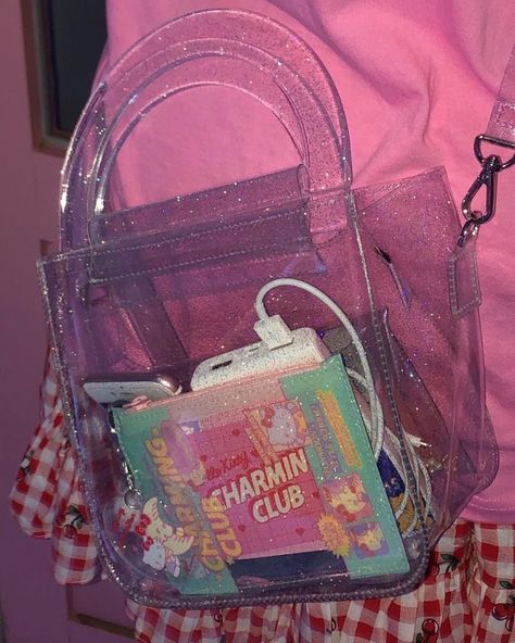 Mochila Kpop, Inside My Bag, What In My Bag, Clear Bag, Pretty Bags, Cute Bags, Just Girly Things, Fjallraven Kanken Backpack, Pink Aesthetic