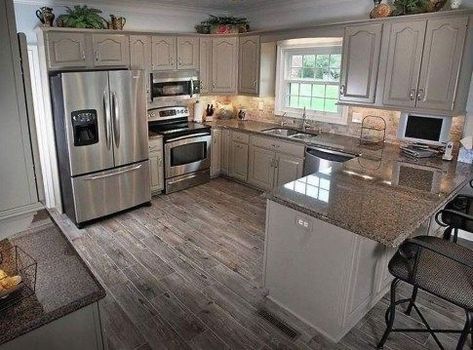 Small Kitchen With Peninsula, Kitchen With Peninsula, Model Dapur, Kabinet Dapur, Small Kitchen Ideas, Diy Kitchen Remodel, Small Kitchen Decor, Classic Kitchen, Backsplash Ideas