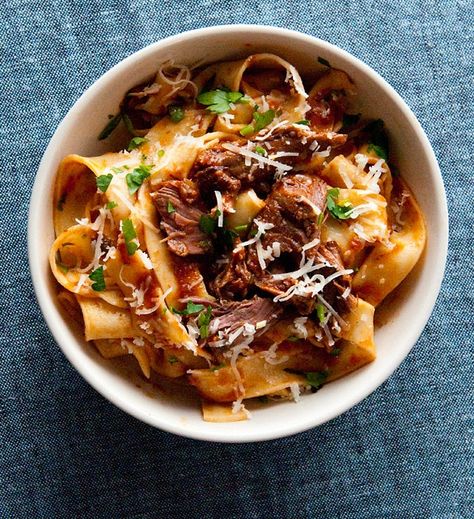 hare ragu recipe Easy Rabbit Recipe, Beef Ragu Recipe, Tuscan Pasta, Squirrel Food, Rabbit Dishes, Braised Brisket, Beef Ragu, Ragu Recipe, Pappardelle Pasta