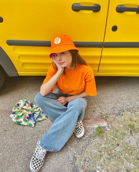 Orange Color Combinations, The 90s Fashion, Color Combos Outfit, Orange Fits, Orange Outfit, Trendy Dress Outfits, Fashion Hacks Clothes, Outfits With Hats