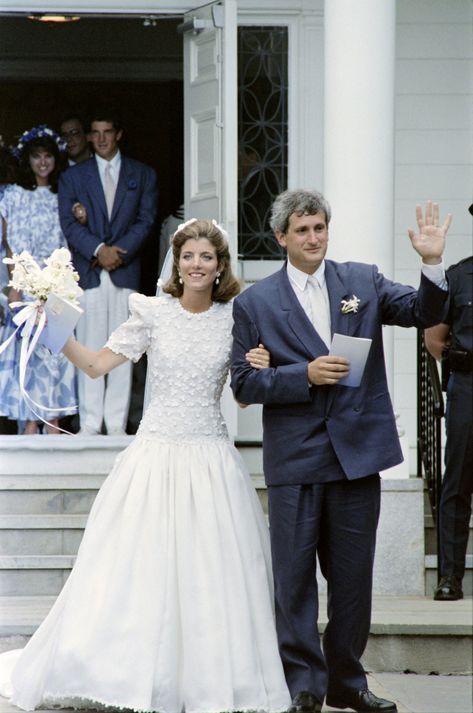 Caroline Kennedy (in Carolina Herrera) and her new husband Edwin Schlossberg wave after their wedding ceremony at Our Lady of Victory Church, on July 19, 1986 in Centerville, Massachusetts. Edwin Schlossberg, Las Vegas Wedding Dresses, Famous Wedding Dresses, Celebrity Wedding Photos, Embellished Wedding Dress, Celebrity Bride, Celebrity Wedding Dresses, Princess Ball Gowns, Sarah Jessica Parker