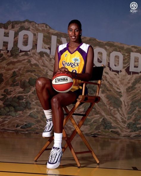 Lisa Leslie, Basketball Board, Jordan Woods, Women Basketball, Sporty Spice, Apartment Art, Basketball Photography, Basketball Clothes, Adrenaline Rush