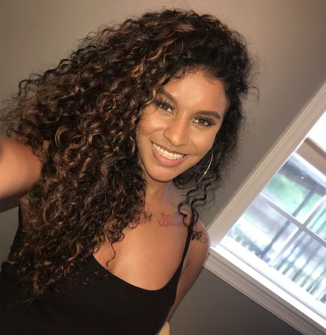 DevaCurl Pintura highlights. Golden Highlights Curly Hair, Mixed Girl Highlights, Pintura Highlights Curly Black Hair, Brown Highlights On Black Hair Curly, Caramel Highlights On Dark Hair Curly, Pintura Highlights Curly, Curly Balayage, Curly Highlights, 3b Hair