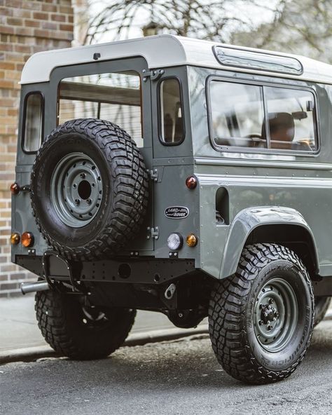 Brooklyn Coachworks, Land Rover Defender Pickup, Green Wolf, Laferrari Aperta, Used Land Rover, Distinguished Gentleman, Land Rover Series 3, Off Road Camping, Country Sports