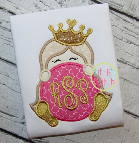 Princess Crown Monogram Peeker Applique Designs By Juju, Girl Embroidery, Circle Font, Decorative Stitching, Types Of Embroidery, Machine Applique, Princess Crown, Monogram Frame, Embroidery Ideas