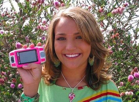 Who remembers wanting this phone so bad as a kid?  I still do 😂 Paul Butcher, British Nostalgia, Sean Flynn, Dan Schneider, Lynn Spears, Zoey 101, Girl Dorms, Jamie Lynn Spears, Erin Sanders