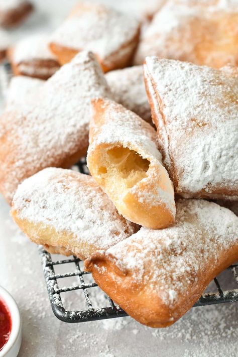 These Vegan beignets are like the classic New Orleans-Beignets, square little pieces of soft, goeey donuts fried in oil and dusted with powdered sugar. Vegan Beignets, French Beignets, New Orleans Beignets, Donuts Fried, Smoked Vegetables, Beignet Recipe, Lemon Custard, Vegan Pancakes, Chocolate Espresso